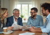 Le marié avec ses parents discutant du mariage à la cuisine